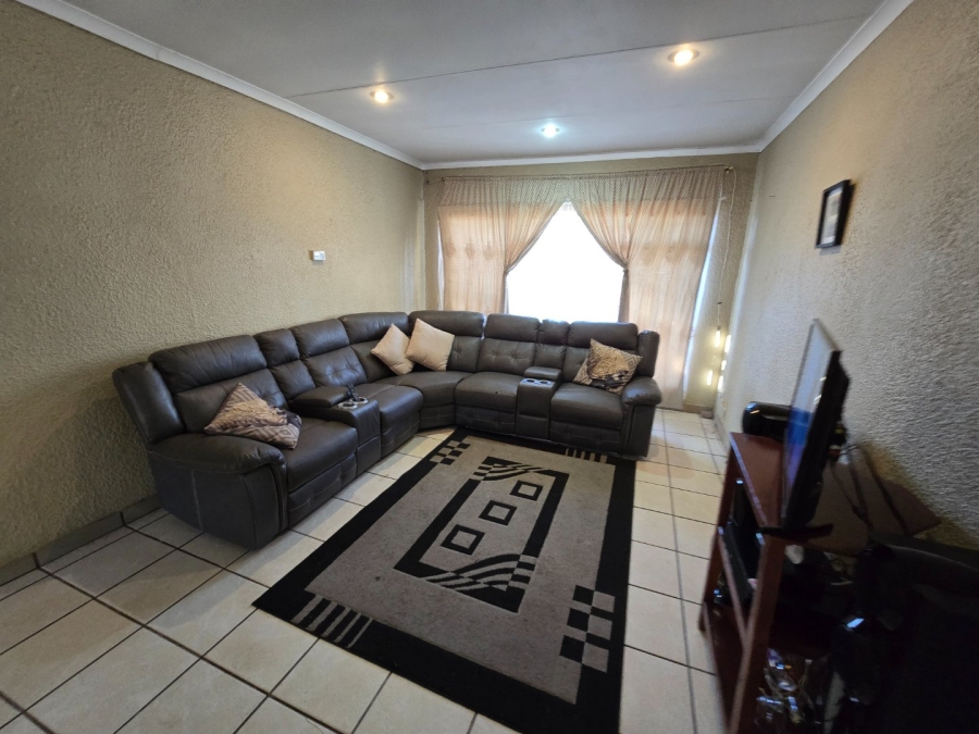 To Let 2 Bedroom Property for Rent in Kannoniers Park North West